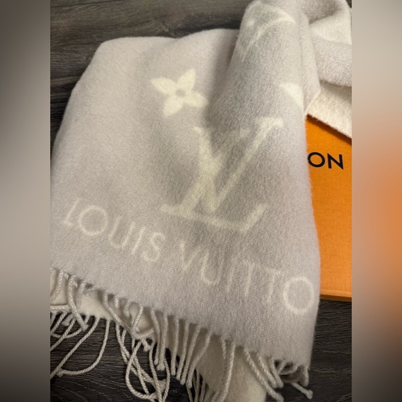 Louis Vuitton Light Gray & Cream LV Logo Reykjavik Cashmere Scarf - Picture 8 of 8